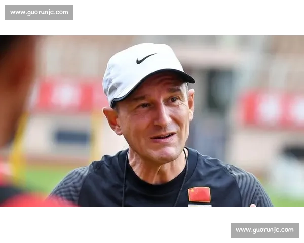 韩媒曝国足绯闻主帅！克林斯曼成焦点，亚洲经验能否拯救中国足球？